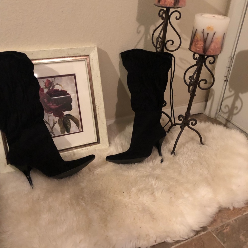Super cute black slouch bootie!